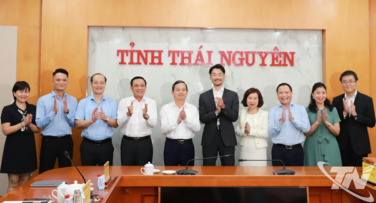 Các đại biểu chụp ảnh lưu niệm.