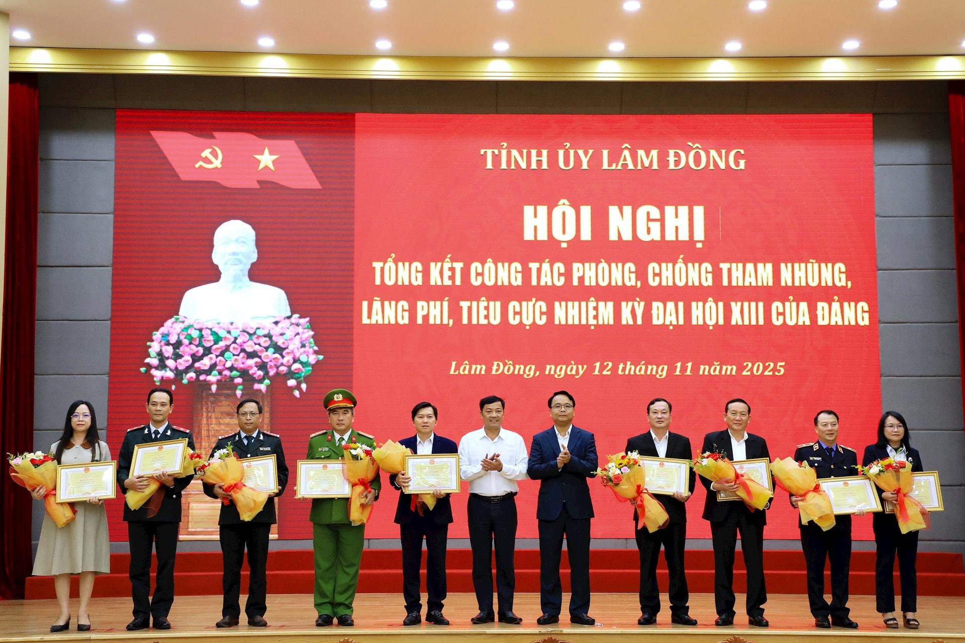 12 Tặng bằng khen của Chủ tịch UBND tỉnh cho các cá nhânh có thành tích tiêu biểu trong phòng, chống tham nhũng, lãng phí, tiêu cực