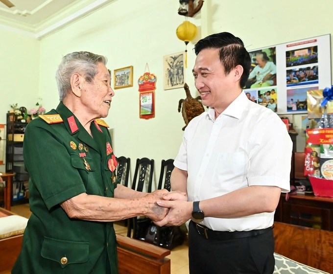 Đồng chí Đặng Minh Thông trò chuyện cùng ông Hoàng Ngọc Thương. (Ảnh: SGGP)