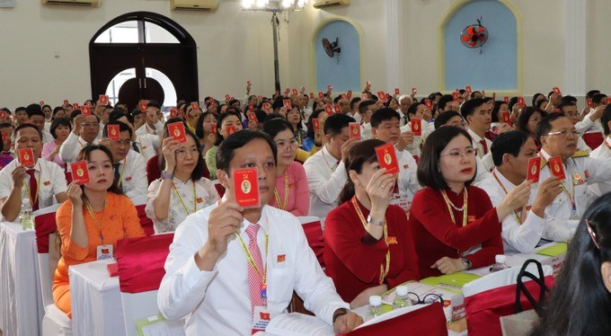 Đại biểu biểu quyết tại đại hội