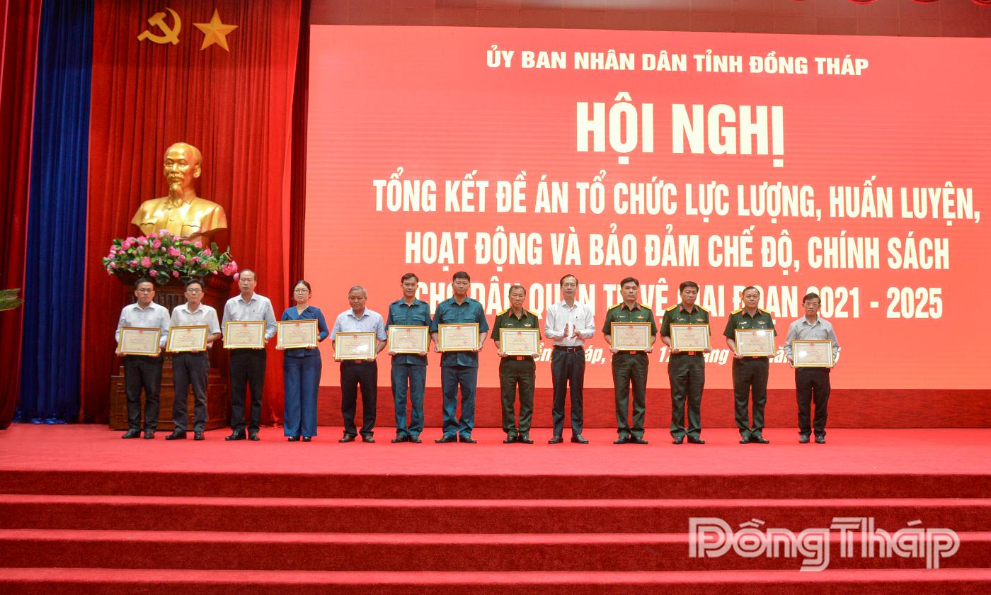 Đồng chí Trần Trí Quang trao Bằng khen UBND tỉnh cho các tập thể có thành tích xuất sắc.