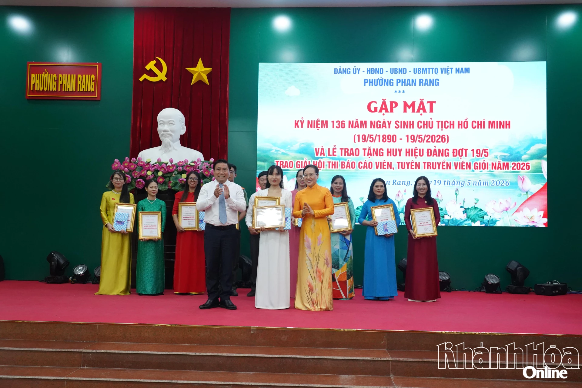 Đồng chí Lâm Đông - Phó Bí thư Tỉnh uỷ trao Giấy khen cho các cá nhân đạt giải nhất trong cuộc thi Báo cao viên 2026.