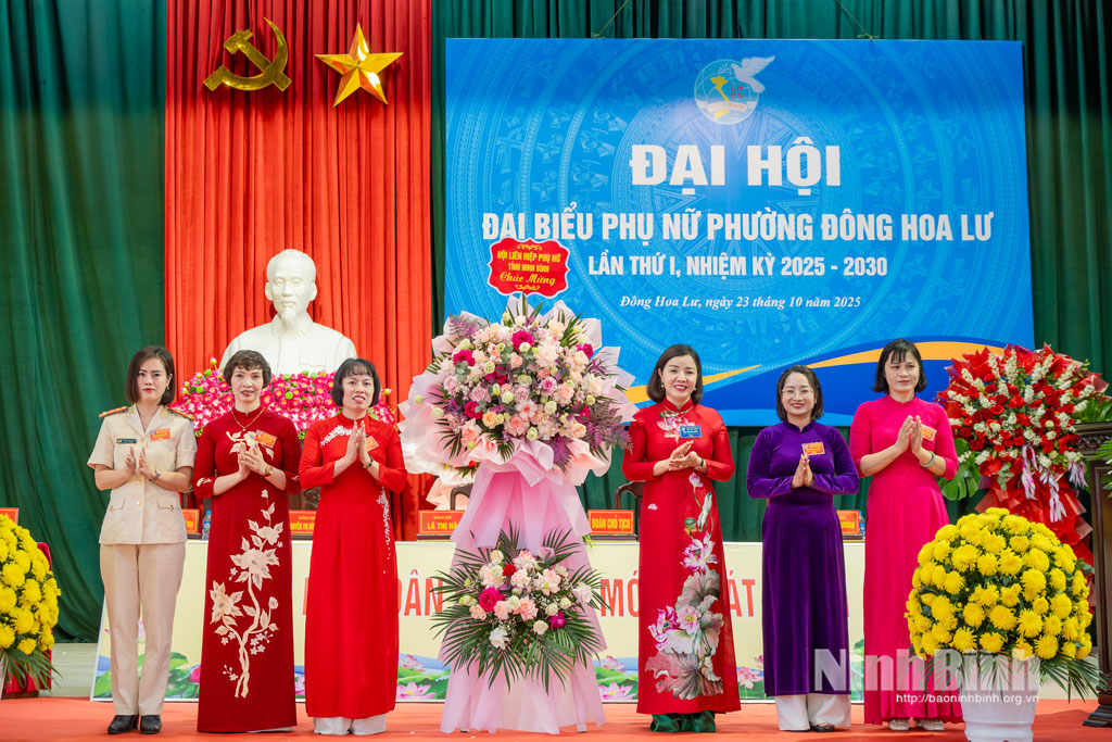 Đồng chí Đào Thị Hòa, Tỉnh ủy viên, Phó Chủ tịch Ủy ban MTTQ Việt Nam tỉnh, Chủ tịch Hội LHPN tỉnh tặng hoa chức mừng Đại hội.