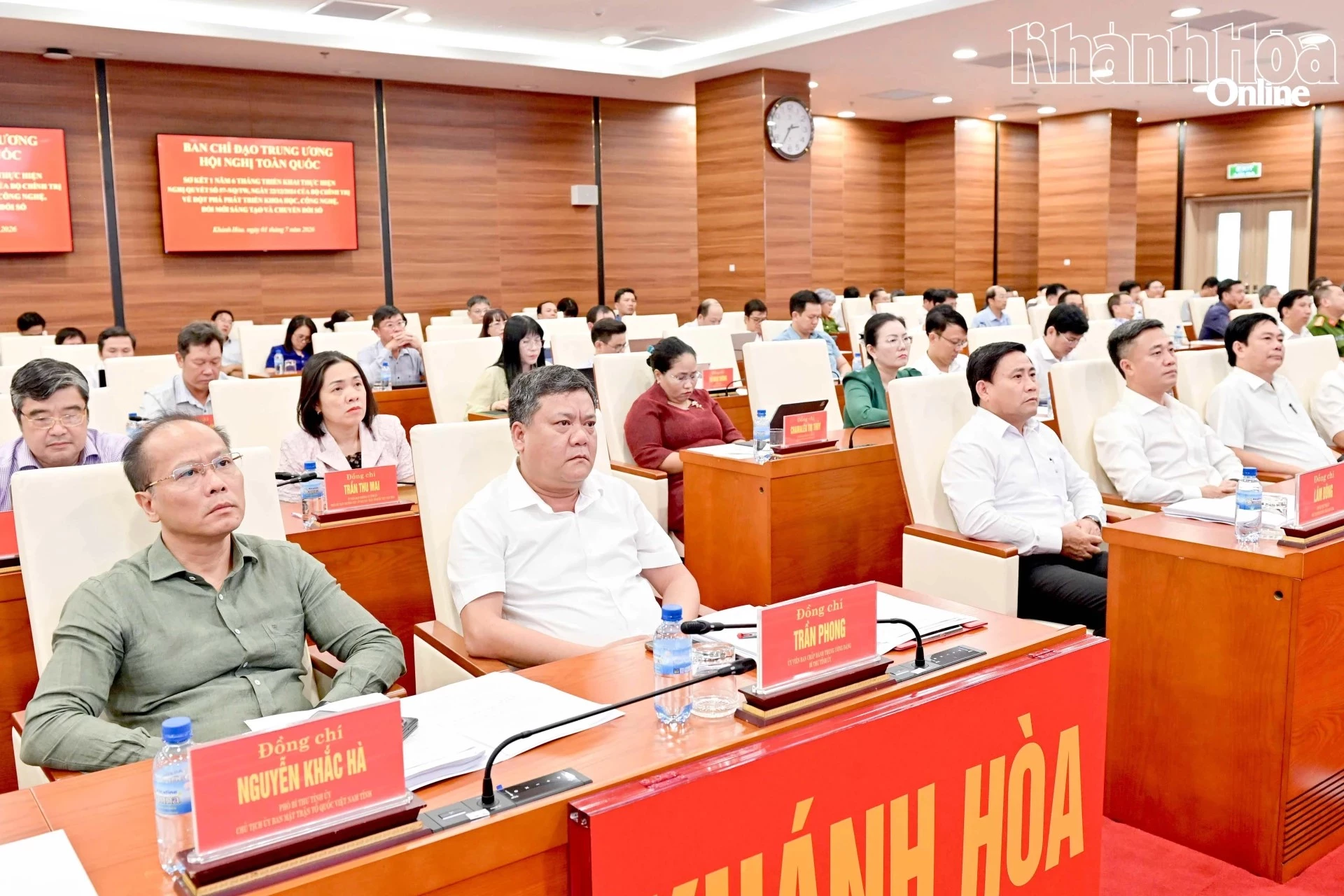 Các đồng chí: Trần Phong, Lâm Đông, Nguyễn Việt Hùng, Nguyễn Khắc Hà và các đại biểu tham dự hội nghị tại điểm cầu Tỉnh ủy Khánh Hòa.
