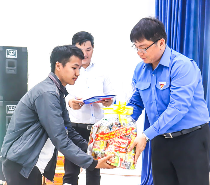 Thầy Đặng Hải Đăng còn hết lòng chăm lo cho sinh viên có hoàn cảnh khó khăn.