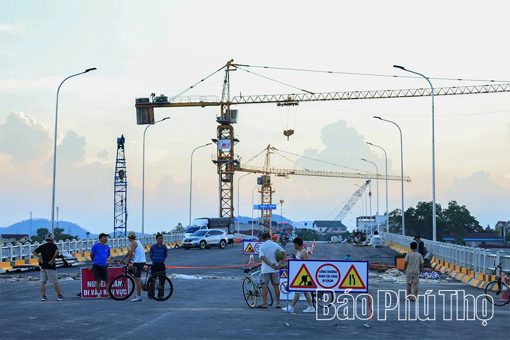 “Đếm ngược” về ngày thông xe cầu Phong Châu