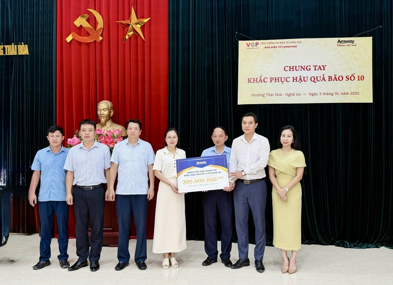 Báo điện tử Chính phủ và Amway Việt Nam chung tay khắc phục hậu quả bão số 10 tại Thanh Hóa và Nghệ An- Ảnh 2.
