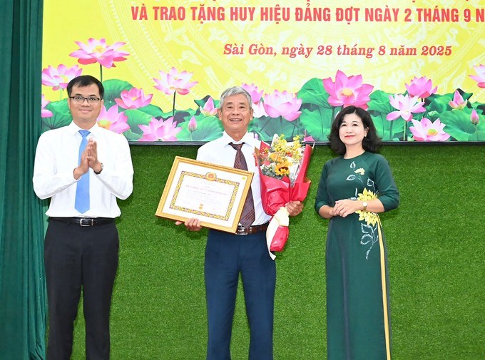 Lãnh đạo phường Sài Gòn trao Huy hiệu Đảng đến đảng viên. (Ảnh: SGGP)