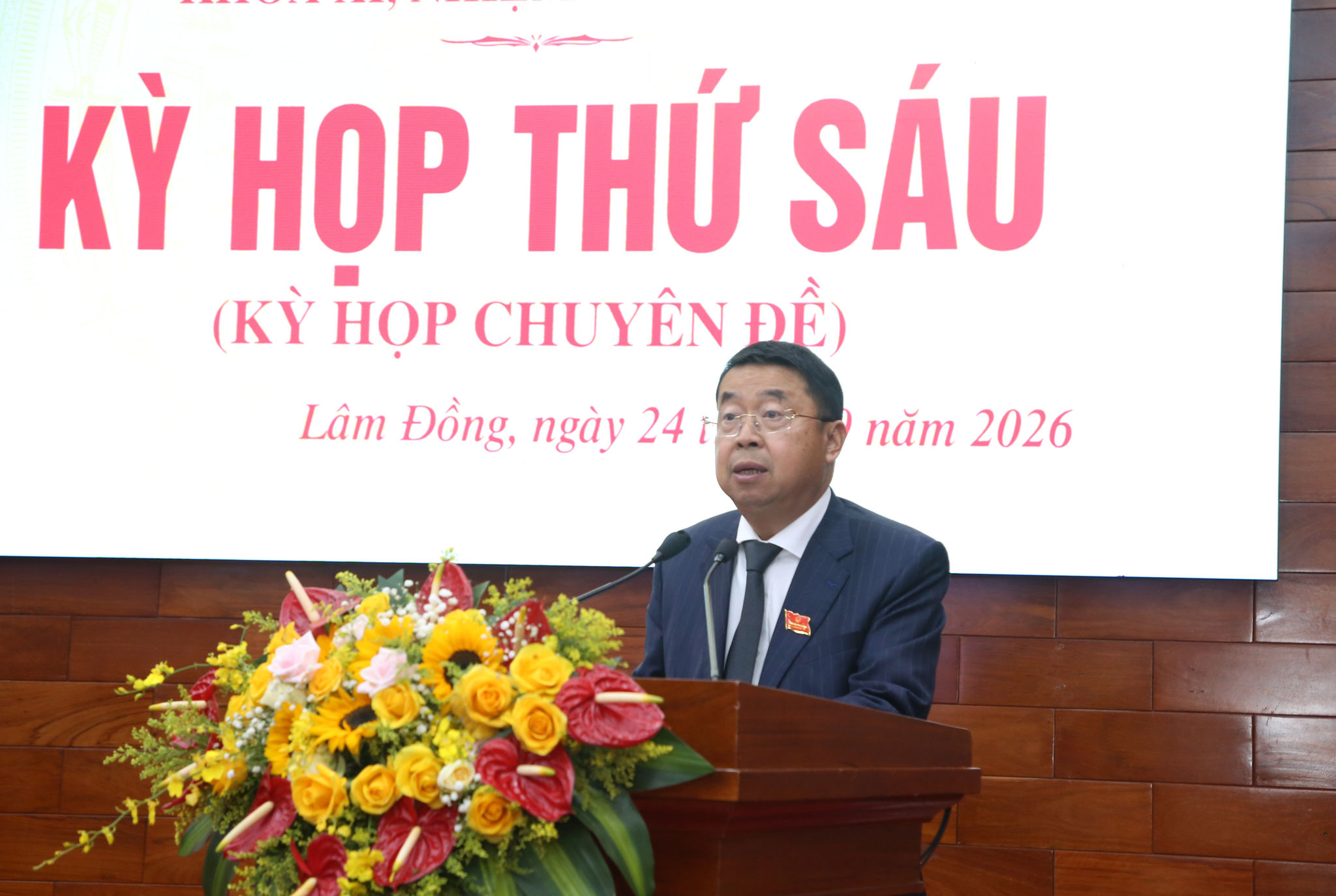 Đồng chí Tôn Thiện San làm Giám đốc Sở Văn hóa, Thể thao và Du lịch tỉnh Lâm Đồng trình bày tờ trình các dự thảo nghị quyết tại kỳ họp