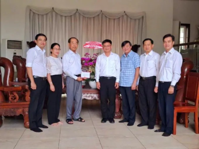 Đoàn công tác đến thăm và chúc mừng đồng chí Mai Thế Trung