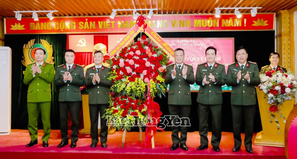 Các đồng chí lãnh đạo Công an tỉnh Hưng Yên tặng hoa chúc mừng đồng chí Đại tá Nguyễn Quốc Vương.