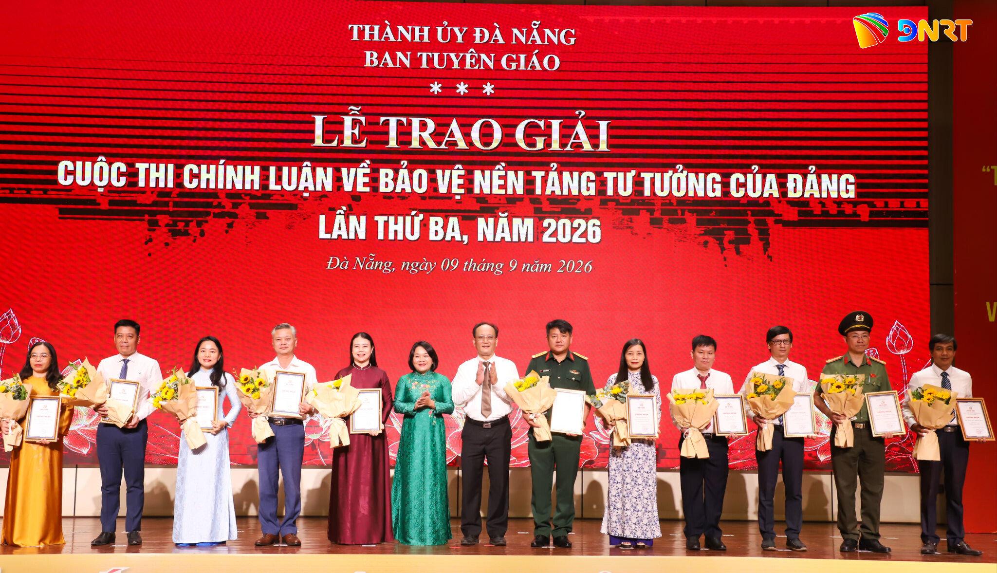 Trao giải cuộc thi cho các tập thể. Ảnh: NGỌC PHÚ