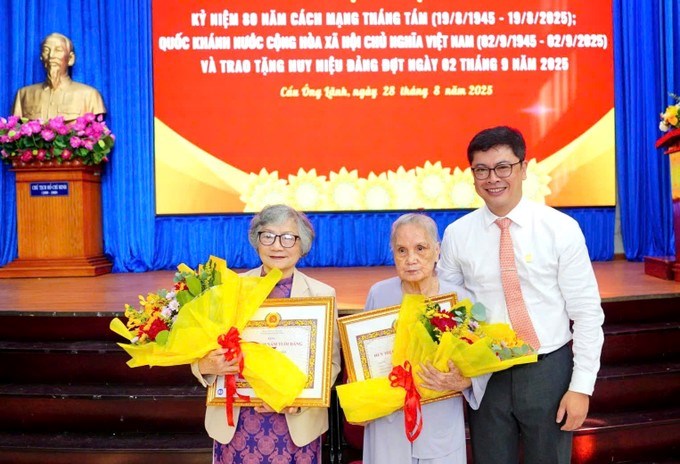 Lãnh đạo phường Cầu Ông Lãnh trao Huy hiệu Đảng đến đảng viên. (Ảnh: SGGP)