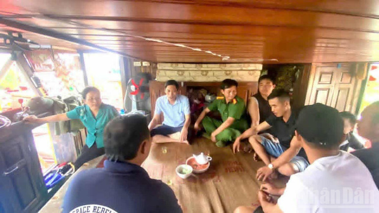 Các đồng chí lãnh đạo xã Bình Định trực tiếp đi vận động bà con làng chài Cao Bình sinh sống trên thuyền lên bờ phòng tránh bão. ndo_br_3.jpg