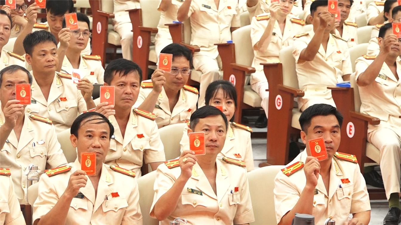 Các đảng viên biểu quyết tại Đại hội.