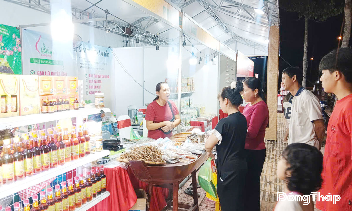 Các cơ sở, doanh nghiệp tham gia trưng bày sản phẩm OCOP, sản phẩm công nghiệp nông thôn tiêu biểu của tỉnh, đặc trưng tiêu biểu tại Quảng trường Hùng Vương, do Sở Công thương tổ chức dịp Lễ 2-9.