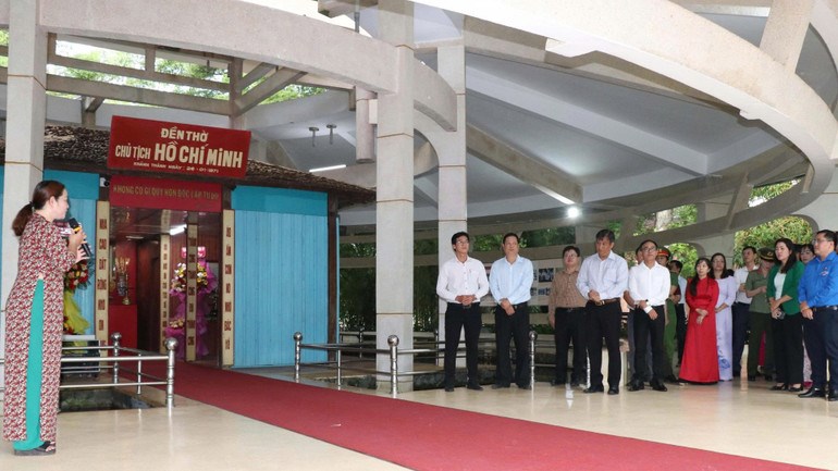 Du khách lắng nghe thuyết minh lịch sử Đền thờ Chủ tịch Hồ Chí Minh (phường Long Đức, tỉnh Vĩnh Long).