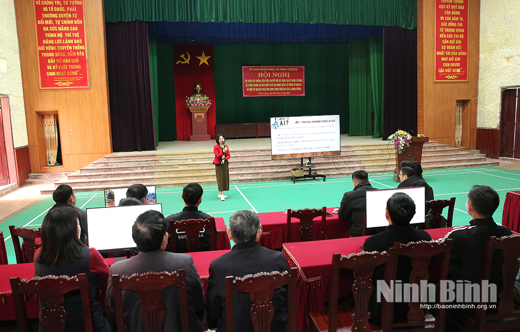 C&aacute;n bộ Trung t&acirc;m Chuyển đổi số v&agrave; Truyền th&ocirc;ng giới thiệu c&aacute;c văn bản li&ecirc;n quan đến chuyển đổi số.