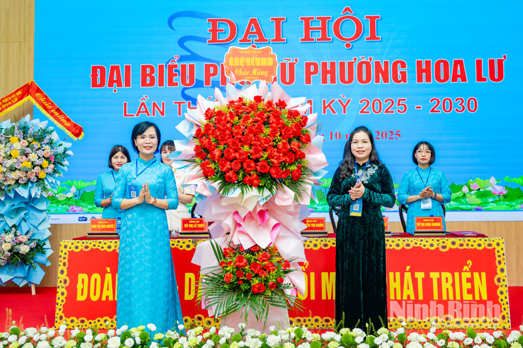 Lãnh đạo Hội LHPN tỉnh tặng hoa chúc mừng Đại hội.