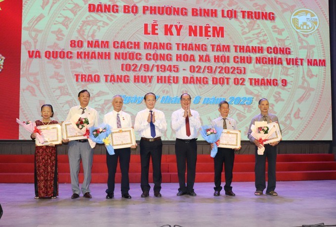 Chủ nhiệm Ủy ban Kiểm tra Thành ủy TPHCM Võ Văn Dũng trao Huy hiệu Đảng đến các đảng viên