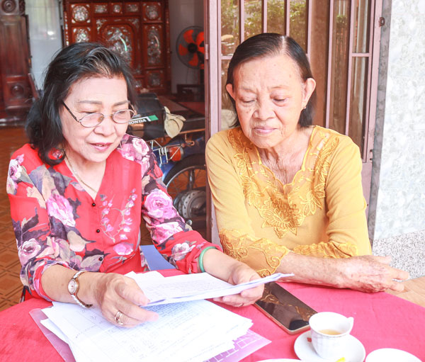 Cô Nguyễn Ngọc Lài (bên trái) bền bỉ hành trình tìm kiếm hài cốt, hỗ trợ gia đình liệt sĩ.