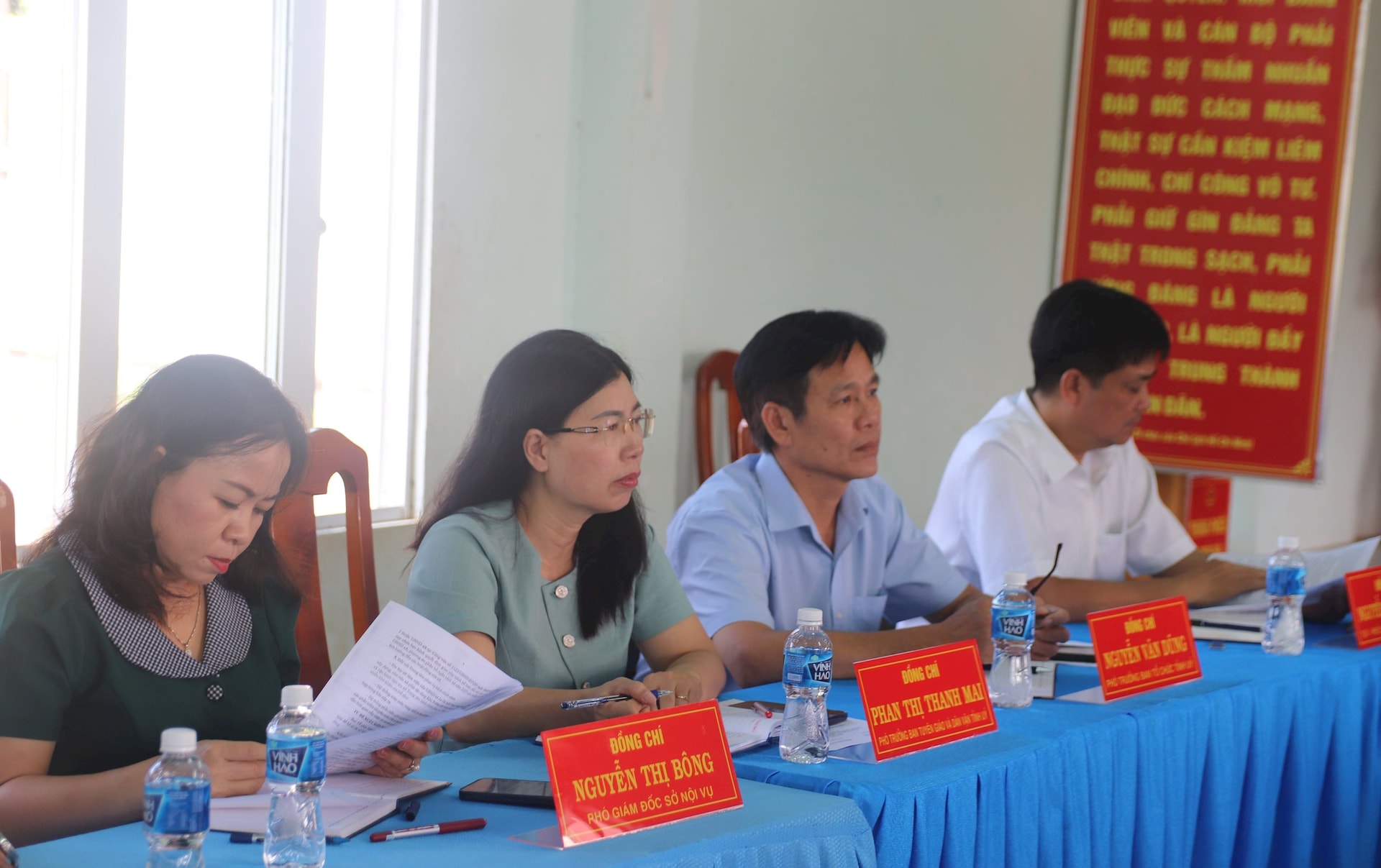 Lãnh đạo các sở, ngành trong đoàn công tác làm việc với xã La Dạ