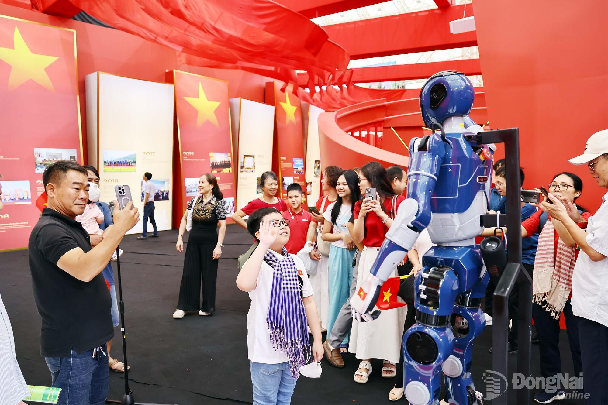 Khách tham quan giao lưu với robot AI do Tập đoàn Vingroup phát triển. Ảnh: Công Nghĩa