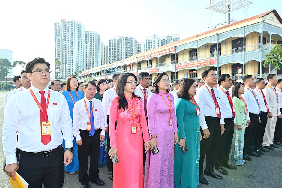 Các đại biểu dâng hoa, dâng hương Chủ tịch Hồ Chí Minh. Ảnh: SGGP