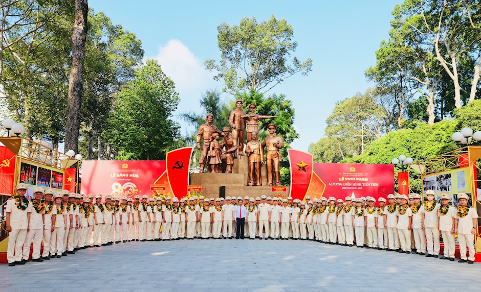 Các đồng chí lãnh đạo và đại biểu với 80 gương điển hình tiên tiến toàn diện tiêu biểu của CATP được vinh danh hôm nay