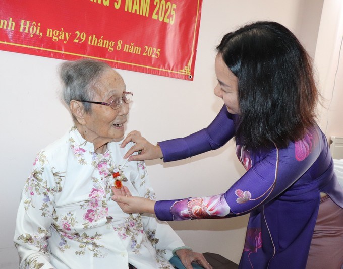 Đồng chí Trương Thị Bích Hạnh trao Huy hiệu 80 năm tuổi Đảng đến đồng chí Lê Thị Nhàn