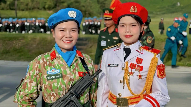 Hai chị em gái ruột sánh vai trong đội hình diễu binh, diễu hành