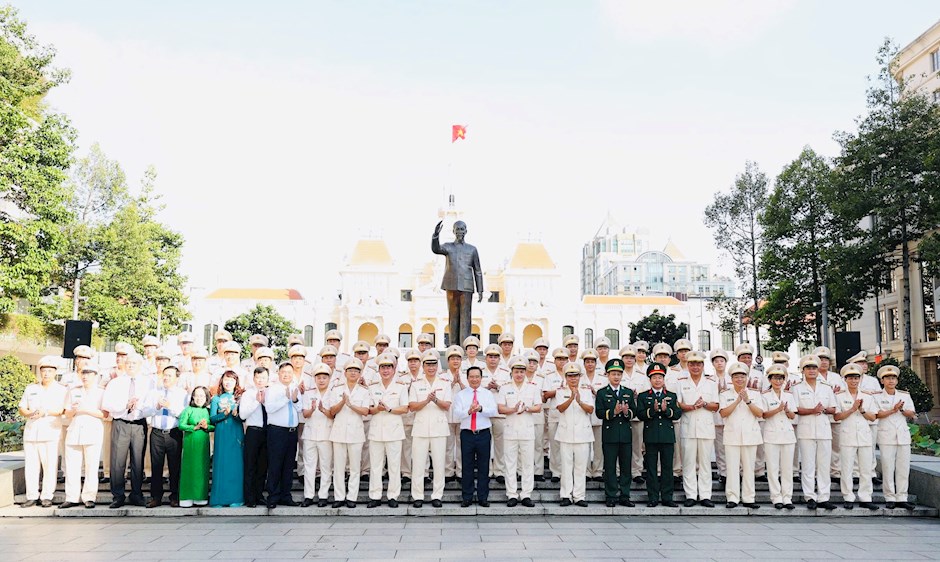 Đoàn đại biểu chụp hình lưu niệm sau Lễ dâng hoa tưởng nhớ Chủ tịch Hồ Chí Minh tại Công viên Tượng đài Chủ tịch Hồ Chí Minh