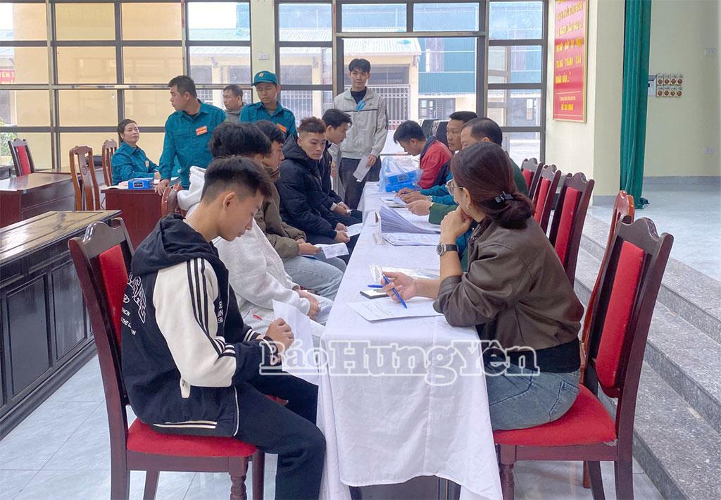 Thanh niên xã Tiên Hưng tham gia khám tuyển sức khỏe nghĩa vụ quân sự năm 2026.