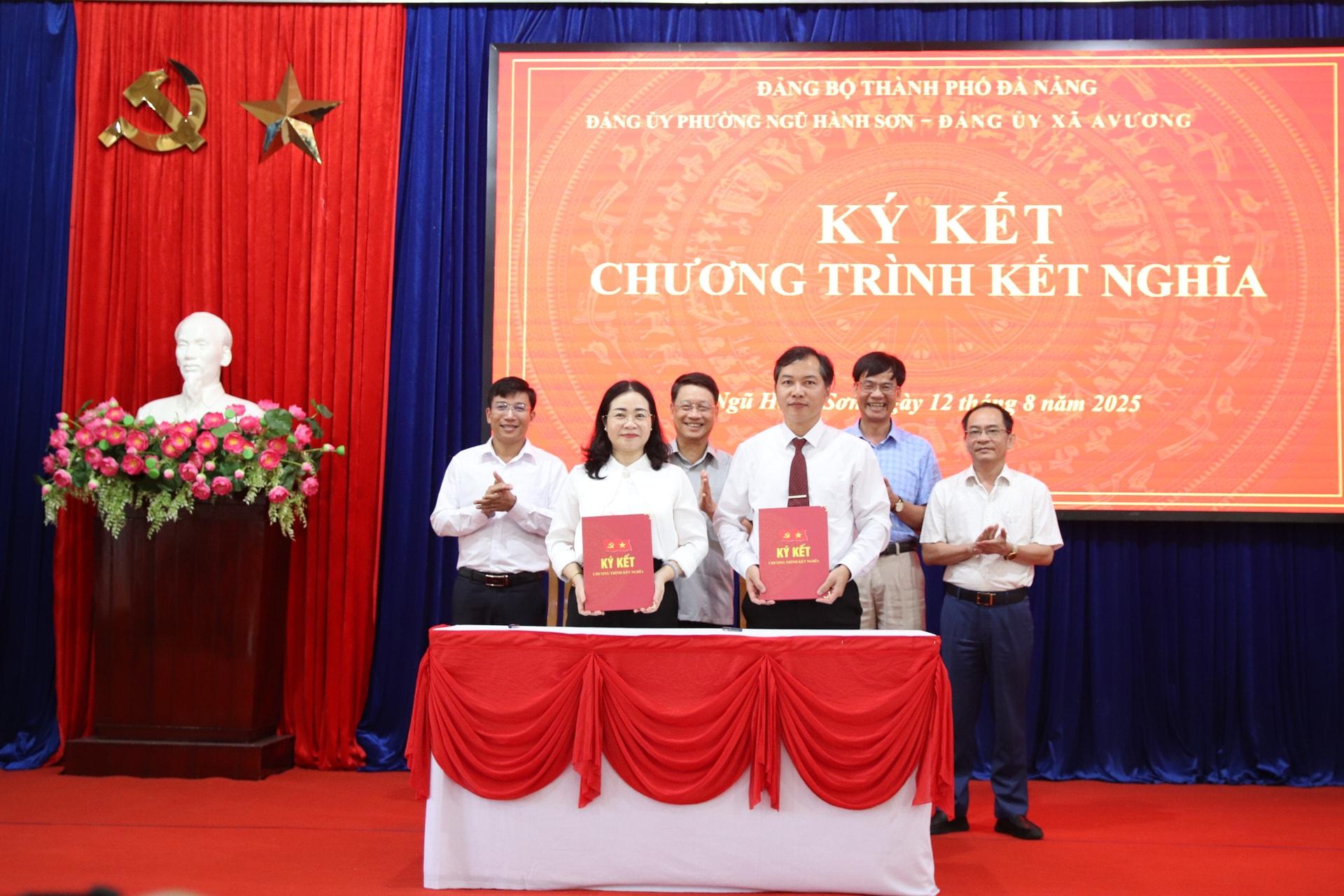 Phó Bí thư Thành ủy Ngô Xuân Thắng (thứ 3, trái sang) chứng kiến lễ ký kết giữa 2 địa phương Ngũ Hành Sơn và Avương. Ảnh: T. HUY