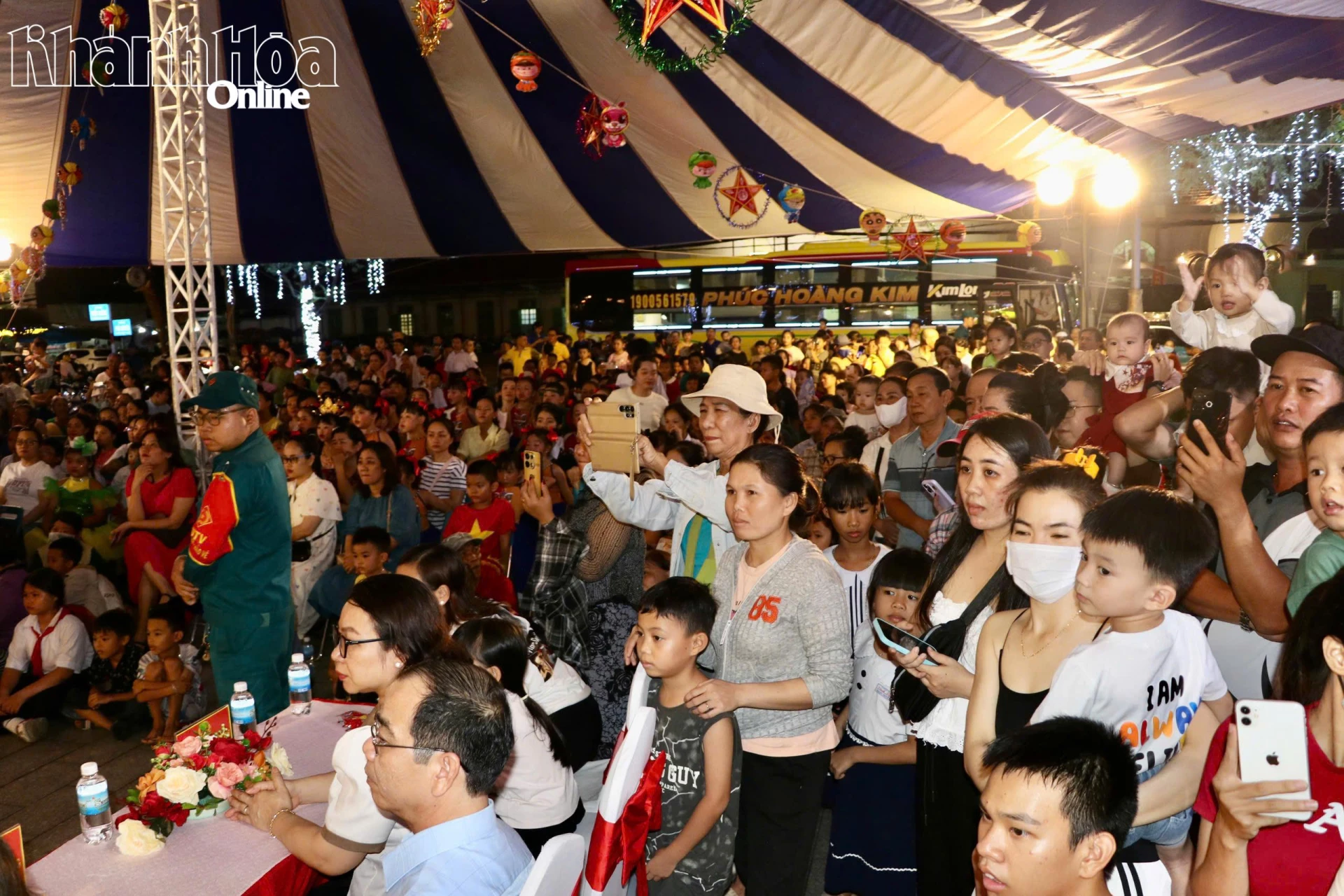 Đông đảo người dân tham gia đêm hội trăng rằm.