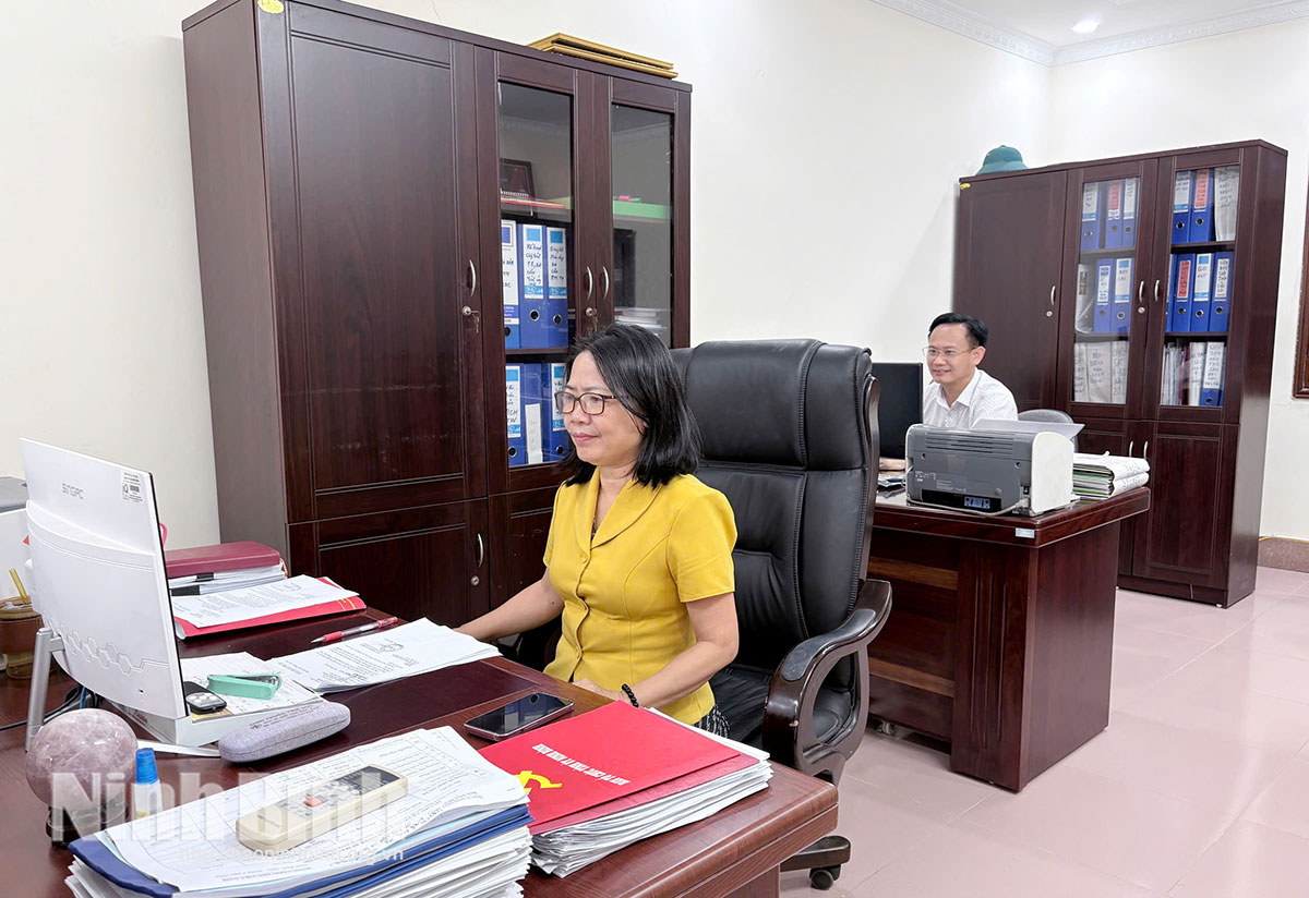 Cán bộ công chức Ban Tổ chức Tỉnh ủy tích cực ứng dụng công nghệ số trong thực hiện nhiệm vụ chuyên môn.