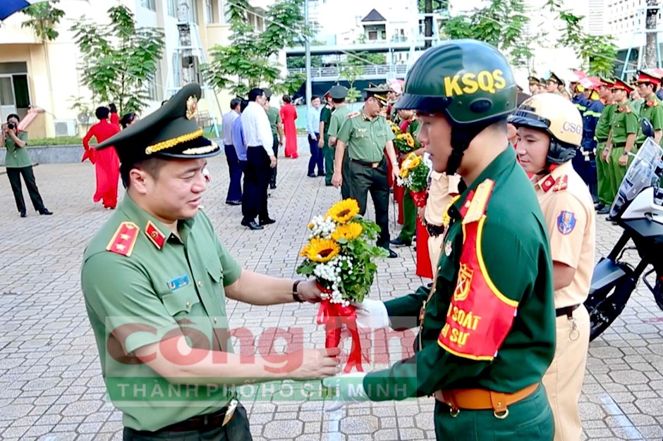 Trung tướng Mai Hoàng, Giám đốc CATP tặng hoa lực lượng quân sự tham dự lễ ra quân