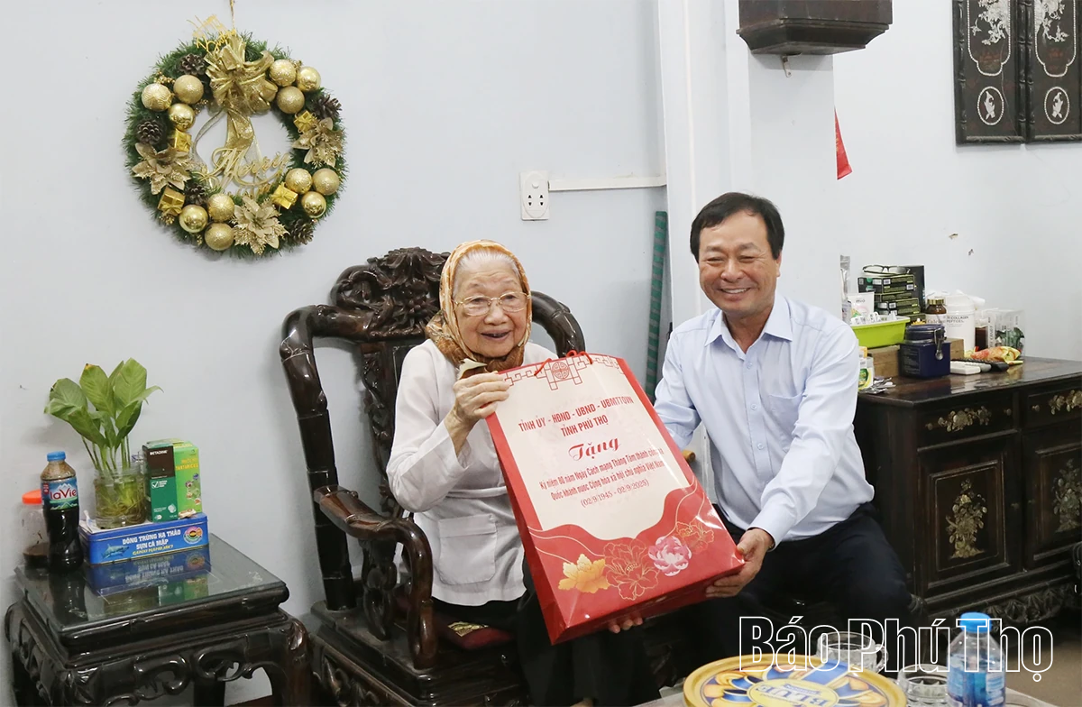 Chủ tịch HĐND tỉnh Bùi Văn Quang thăm di tích lịch sử cách mạng Tú Lý - Hiền Lương và tặng quà cán bộ tiền khởi nghĩa