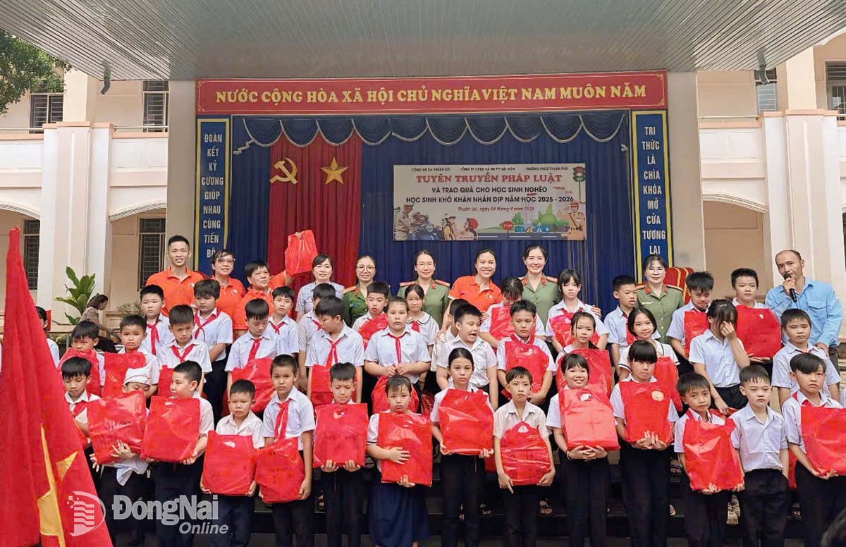 Đoàn trao quà cho các em học sinh có hoàn cảnh khó khăn. Ảnh: Cẩm Nhung