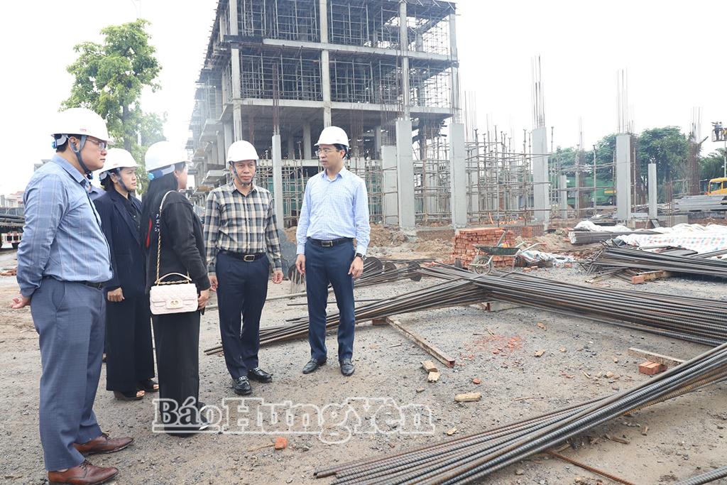 Đồng chí Phó Chủ tịch UBND tỉnh Lại Văn Hoàn kiểm tra tiến độ thực hiện dự án đầu tư xây dựng khu nhà ở liền kề để bán đô thị xanh - Green City (phường Mỹ Hào).