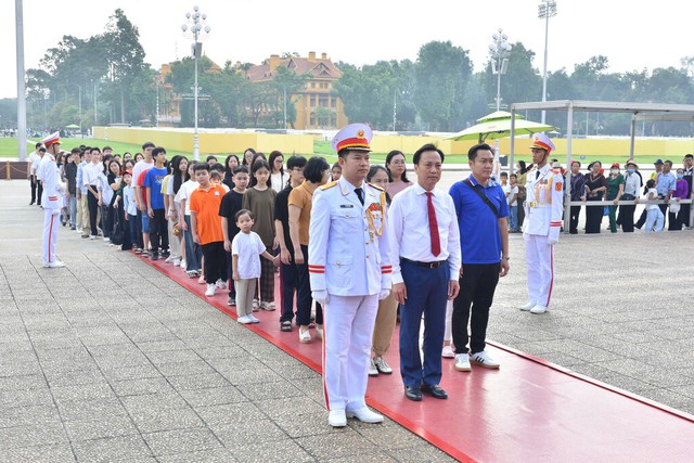 Khen thưởng học sinh đạt thành tích học tập tiêu biểu và vui hội trăng rằm- Ảnh 1.