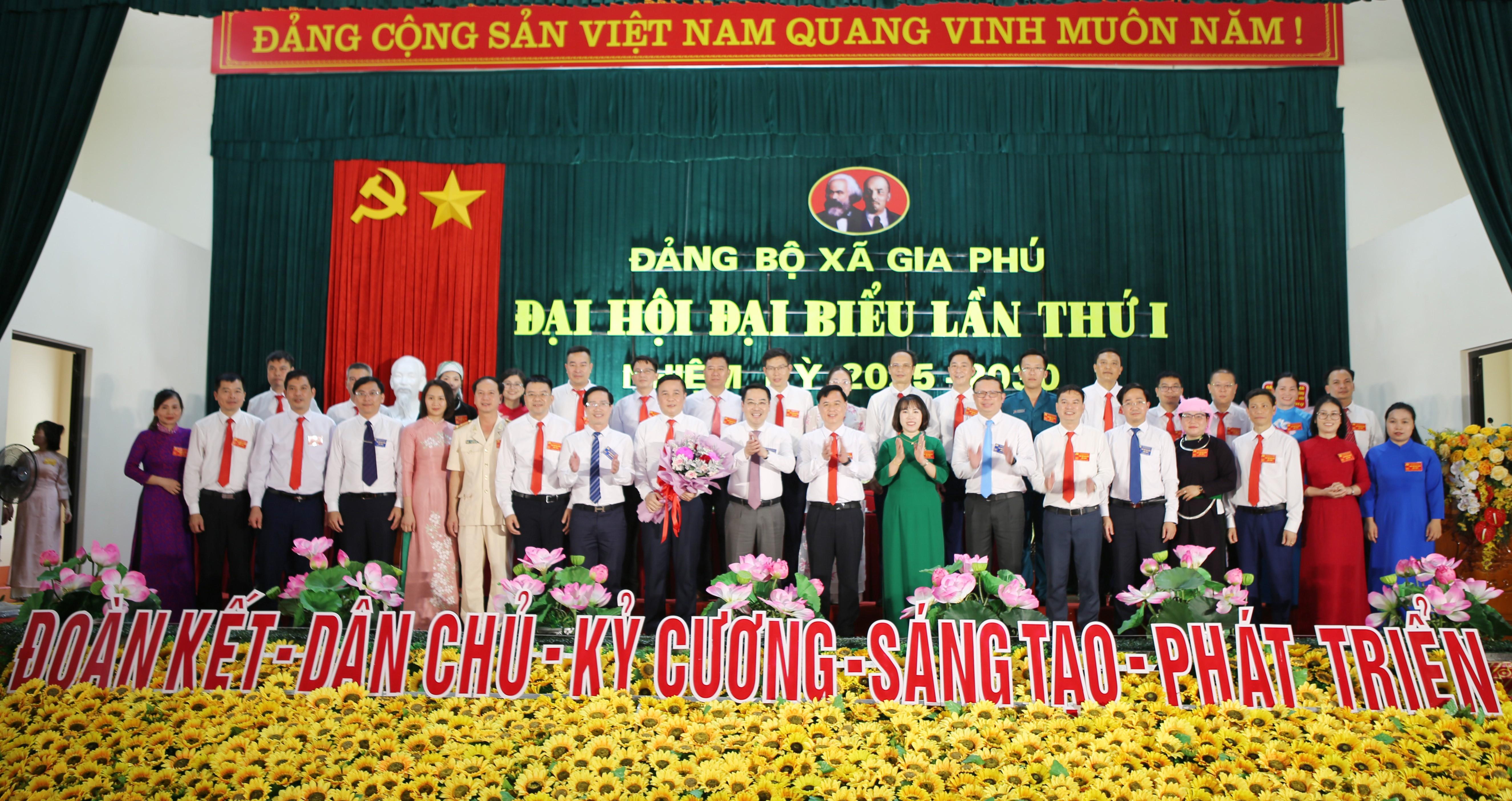 Ban Chấp hành Đảng bộ xã Gia Phú nhiệm kỳ 2025 - 2030 ra mắt Đại hội. 7-7670.jpg