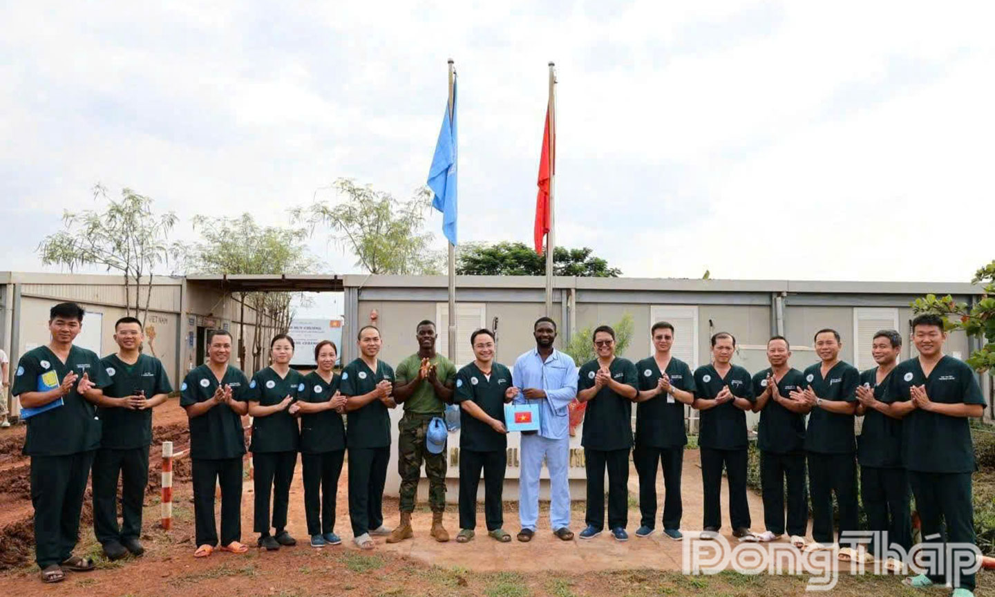 Lãnh đạo địa phương chúc mừng kip phẫu thuật ruột thừa thành công tại vùng xa xôi hẻo lánh