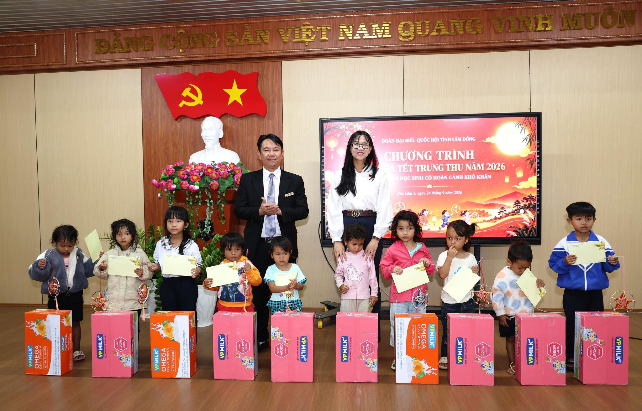 Đồng chí Trịnh Thị Tú Anh và lãnh đạo Trường Tiểu học Trần Hưng Đạo tăng quà cho hoc sinh