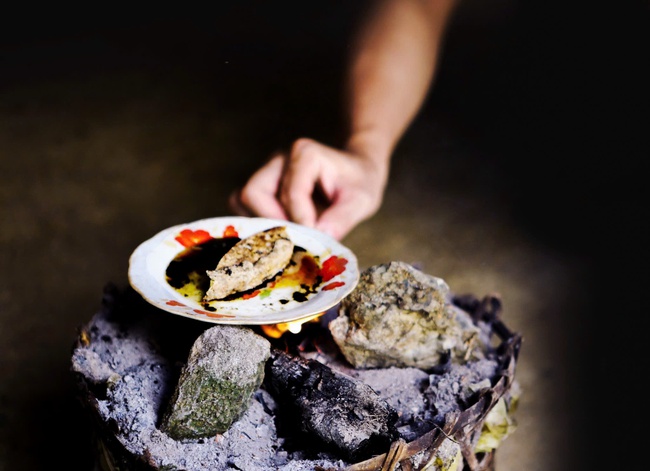 Người Dao Tiền gìn giữ văn hóa vẽ sáp ong trên vải – điểm nhấn du lịch, giúp ổn định sinh kế và giảm nghèo bền vững ở Xuân Sơn - Ảnh 2.