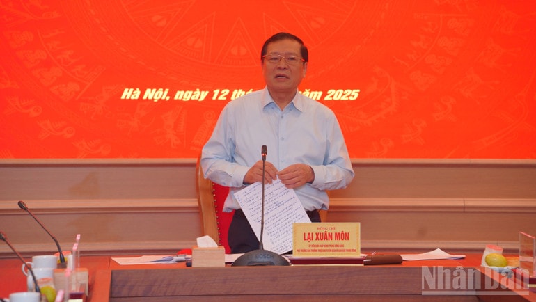 Đồng chí Lại Xuân Môn phát biểu kết luận phiên họp. ndo_br_dsc04259.jpg