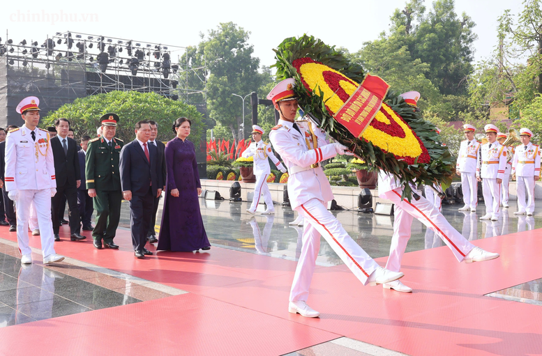 Kỷ niệm 79 năm Ngày Thương binh-Liệt sĩ: Lãnh đạo Đảng, Nhà nước tưởng niệm các Anh hùng liệt sĩ và viếng Chủ tịch Hồ Chí Minh- Ảnh 3.