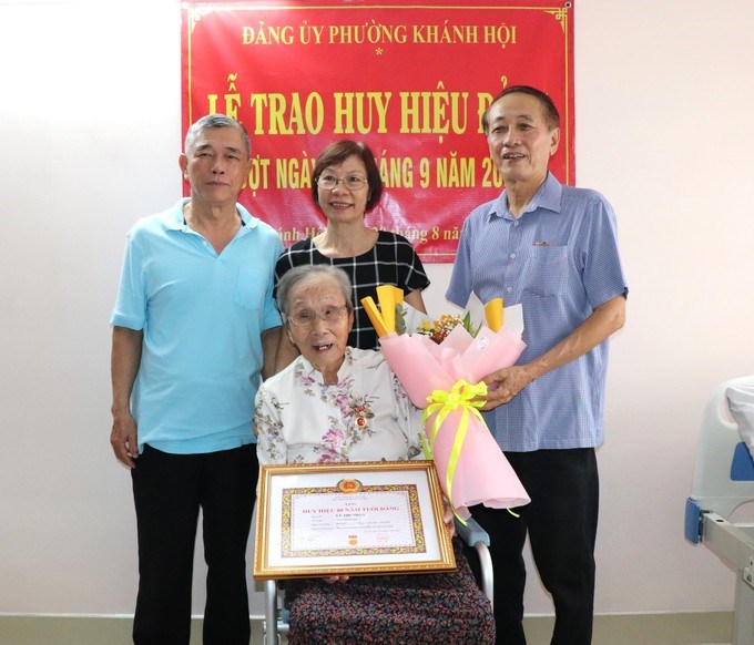 Đồng chí Lê Thị Nhàn trong niềm vui nhận Huy hiệu 80 năm tuổi Đảng bên con cháu