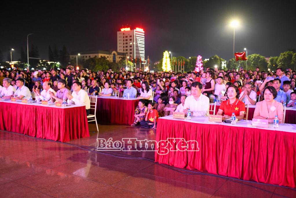 Đồng chí Trần Quốc Toản, Phó Bí thư Thường trực Tỉnh ủy và các đại biểu dự chương trình tại Quảng trường Nguyễn Văn Linh, phường Phố Hiến.