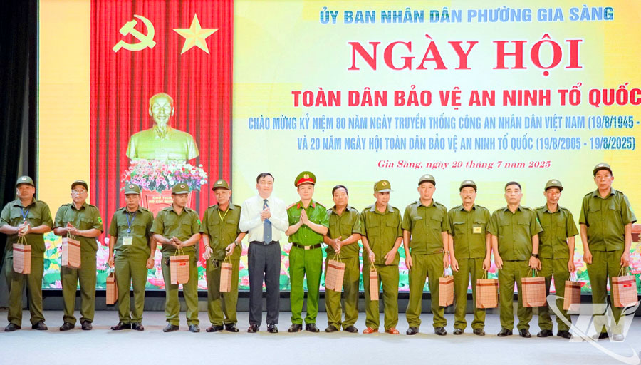 UBND phường Gia Sàng trao công cụ hỗ trợ cho lực lượng an ninh cơ sở.